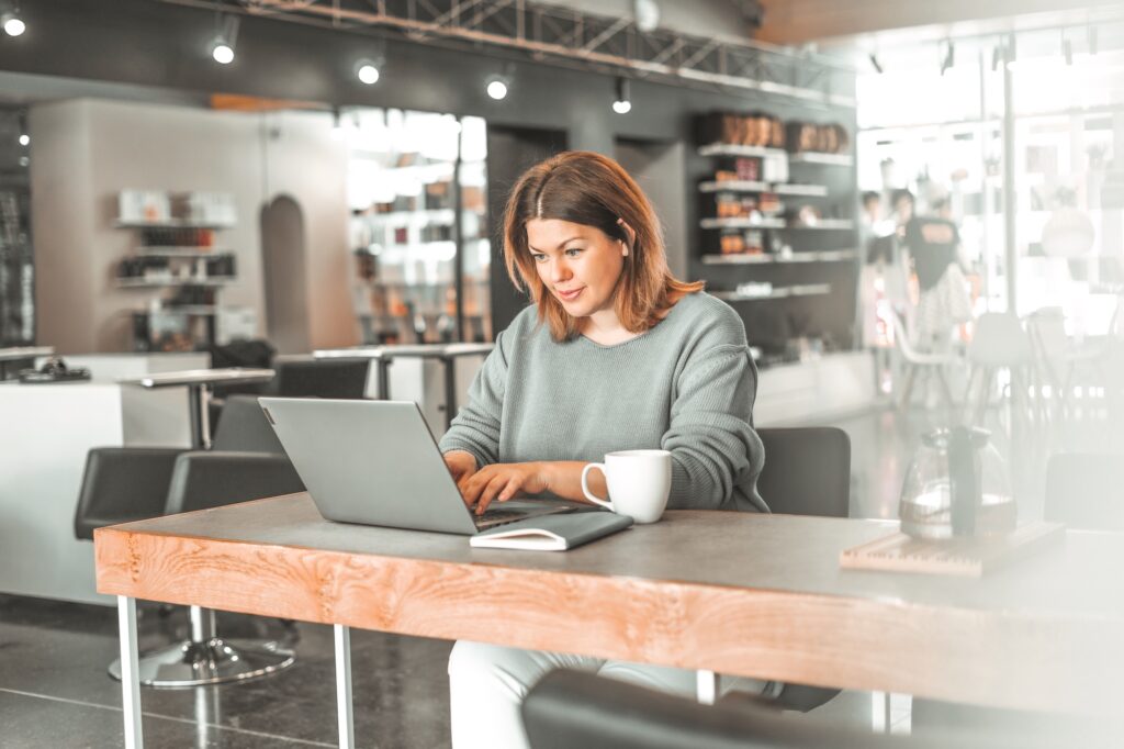 Beautiful Stylish Young Woman Plus Size Body Positive Using Laptop At Beauty Salon Office Small T20 WJj0k1 2000px 1024x682 