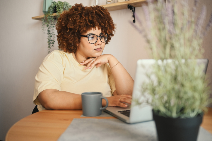 Frau setzt sich mit SEO / Suchmaschinenoptimierung für Salons auseinander