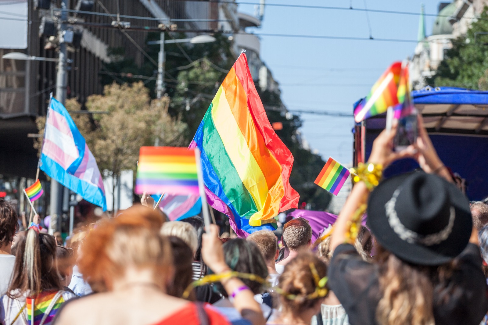 Juhlintaa Pride-kuukauden aikana ja ulkopuolella; Liikkeen tekeminen turvalliseksi paikaksi LGBTQIA+ yhteisölle vuoden ympäri