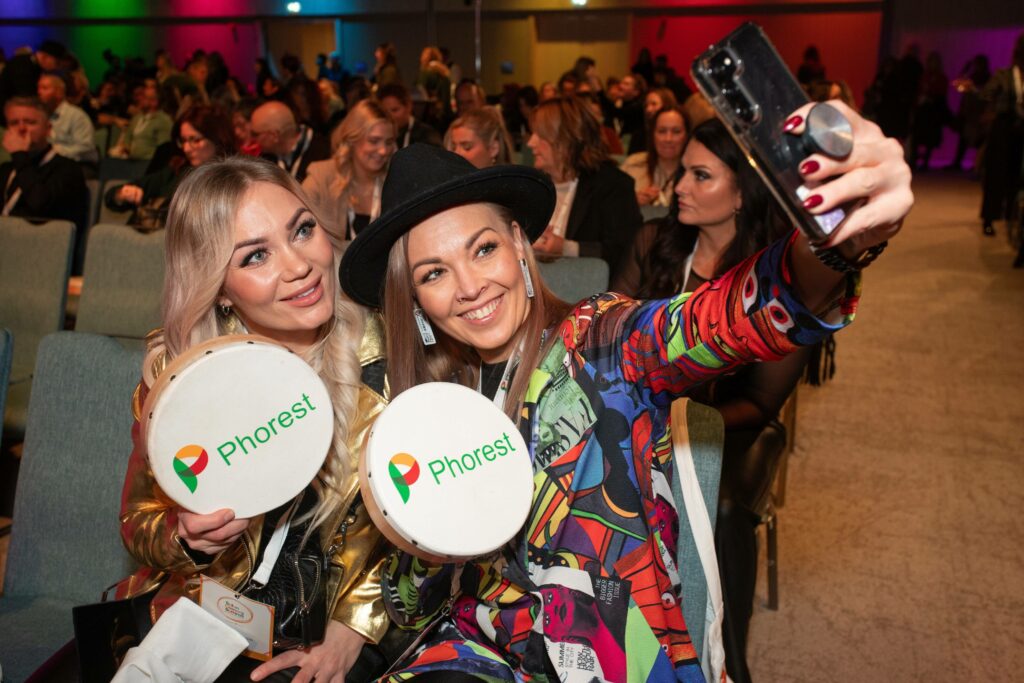 2 Frauen mit Phorest Trommel machen ein Selfie von sich